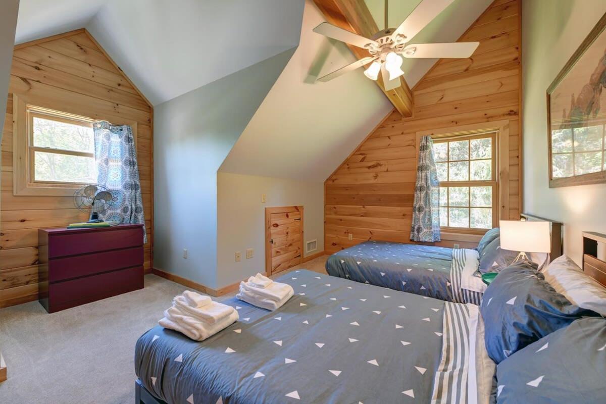 Berkshire Vacation Rentals: Great Barrington Cabin Sleeps 14 Walk To Town Dış mekan fotoğraf